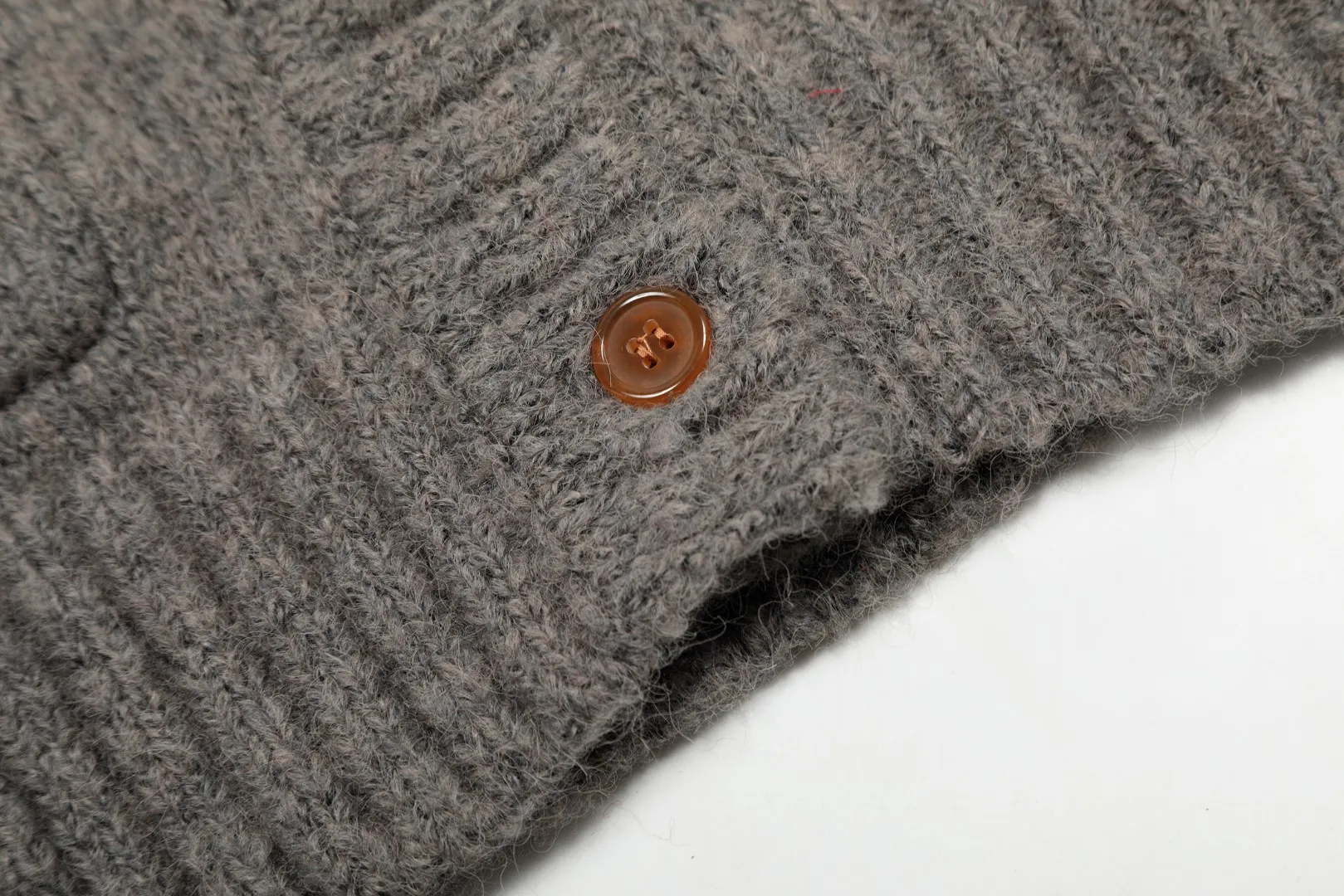 VIVI137 vivienne west wood 25th new spring style cardigan with three-color yarn splicing and embroidered chapter design 🧩 5.5-count custom-woven and dyed tunic wool, definitely not the spandex imitation wool on the market 🧩100% restoration of heavy-duty weaving method loose cuffs restored original pattern 🧩super high embroidery density single chapter 20,000 stitches of embroidery 🧩100% chemically tested custom-woven and dyed wool 0 color difference Size: 1 yard (90-110 pounds) 2 yards (110-130 pounds) 3 yards (130-150 pounds) Color: gray yellow